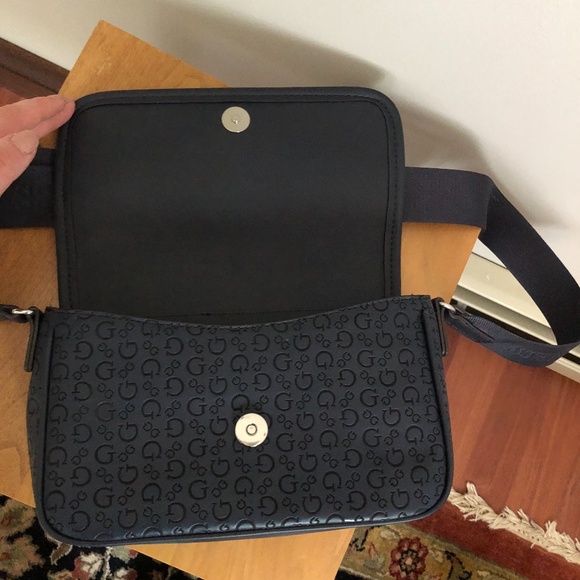 NWOT GUESS Navy Blue Adjustable Crossbody Handbag Logo Print Small/Medium Size - Picture 6 of 10